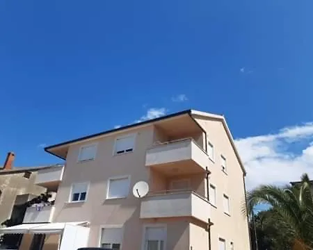 Apartman Lana *